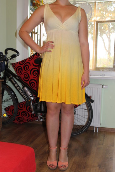 Geltona vasariska nauja suknele