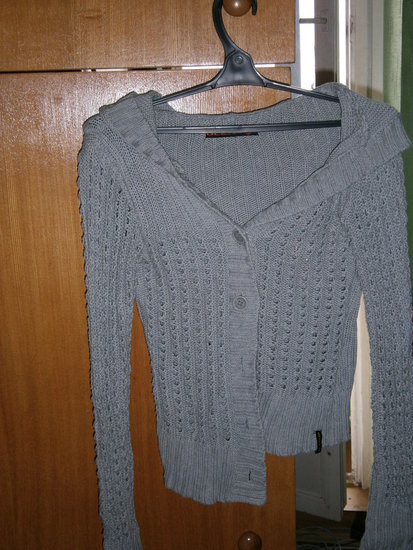 pilkas megztinis