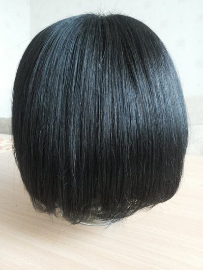Juodas trumpų plaukų perukas