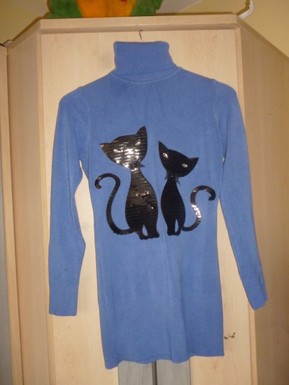Violetinis megztinis su juodomis katytėmis