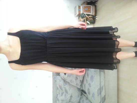 juoda vidutinio ilgio suknele