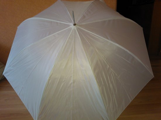 Baltas didelis skėtis nuo lietaus