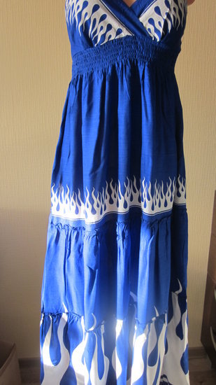 Mėlyna, ilga suknelė. 