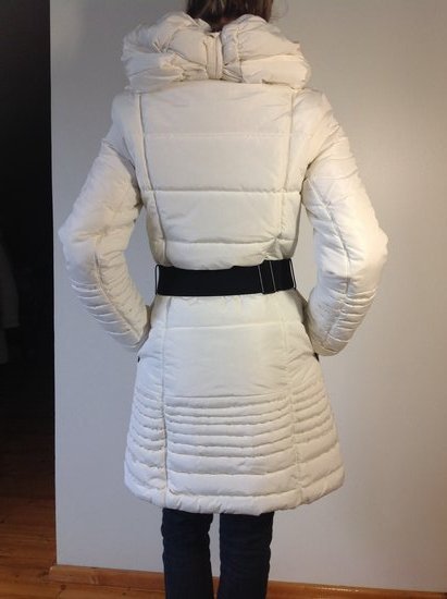 Baltas Favori pukinis paltas