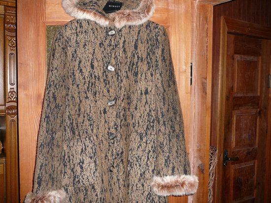 Gražus šilta paltas su natūraliu kailiuku