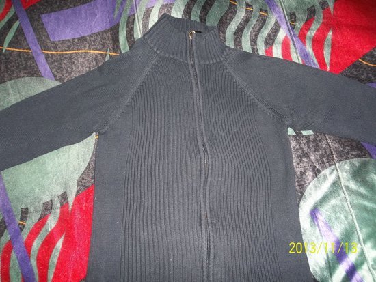 tamsiai melynas megztinis