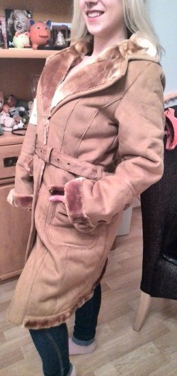 paltas - dublionkė su dirželiu ir kailiuku viduje 