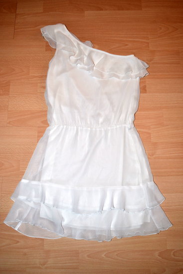 balta suknutė