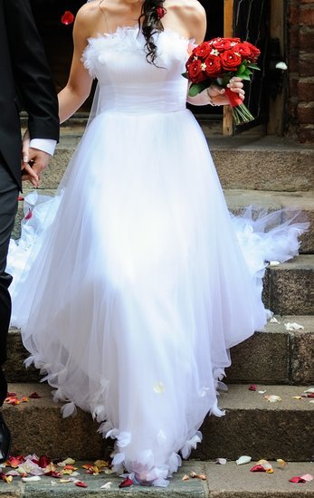 Tobula vestuvinė suknelė su tikromis plunksnomis