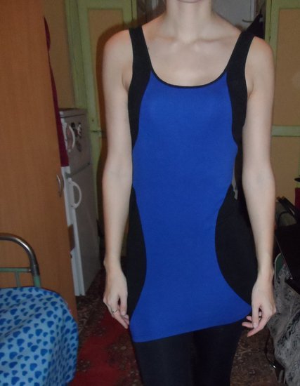 Mėlyna aptempianti suknelė