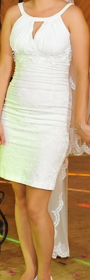 Balta trumpa vestuvinė suknelė