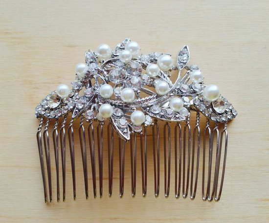 Perlais ir deimantais dekoruotas plaukų aksesuaras