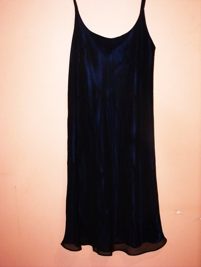 Juoda suknelė su tamsiai mėlynu pamusalu 