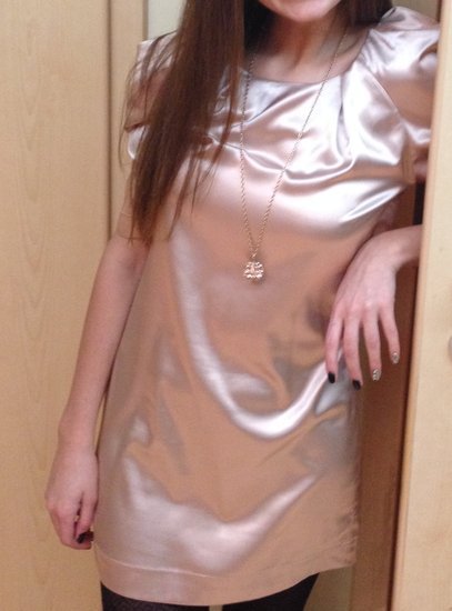 Šilkinė auksinė suknelė pūstom rankovėm;)