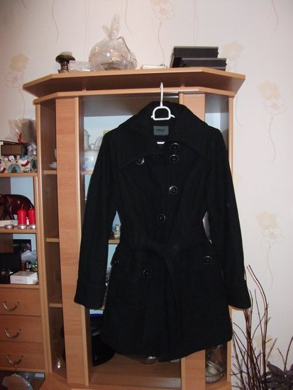 Klasikinis juodas žieminis paltas