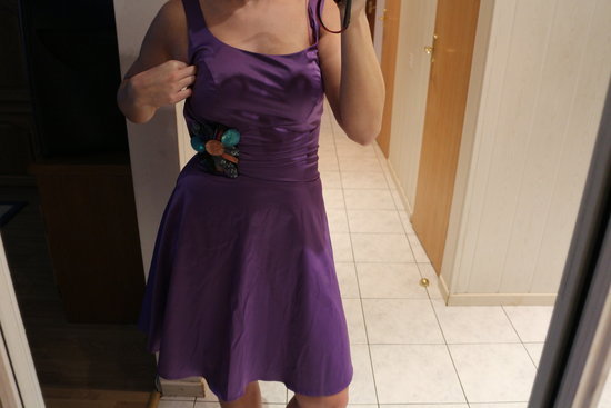 Nuostabi violetinė atlasinė suknelė