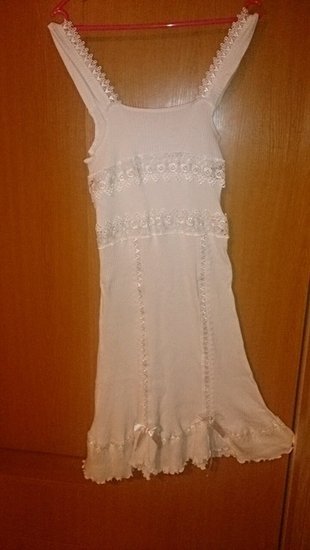 Nuostabi balta prigludusi suknelė