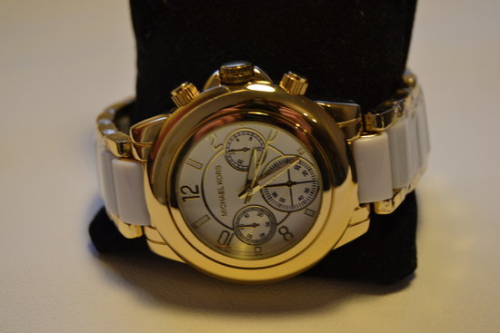 Aukso spalvos MK laikrodis su baltais intarpais 