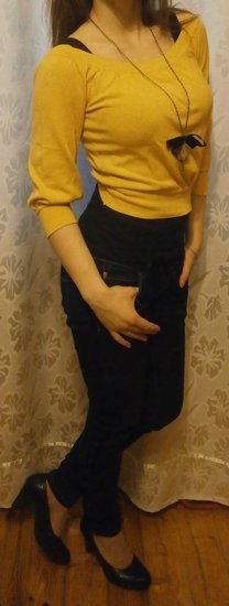 Ryškus geltonas megztinis