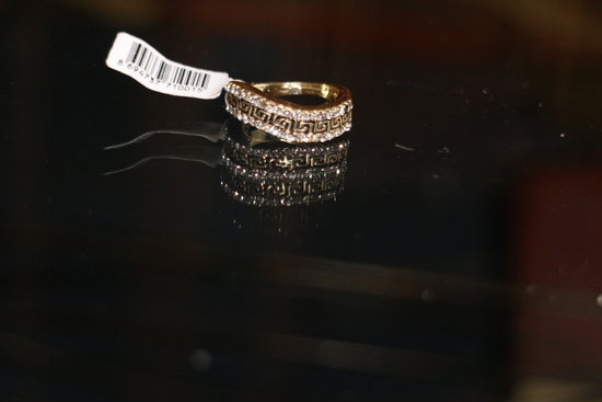 Aukso spalvos žiedas su swarovsky akmenukais 17d.
