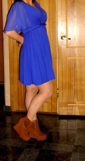 mėlyna ryški suknelė