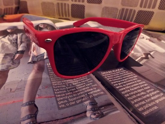 Madingi raudoni akiniai nuo saules