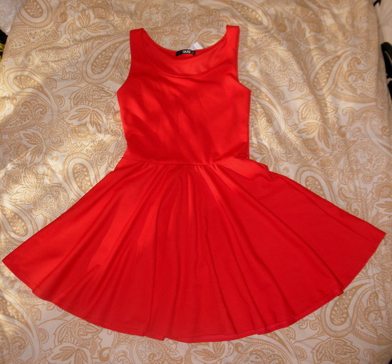 Trumpa miela raudona suknele