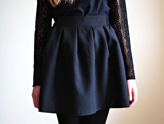 Klostuotas juodas sijonas