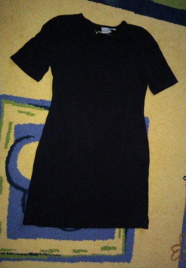 klasikinė juoda suknelė