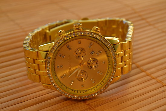 MK laikrodis gold spalvos su akutėmis