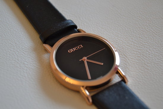Juodas Gucci moteriškas laikrodis