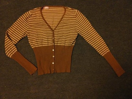 dryžuotas rudas megztinis