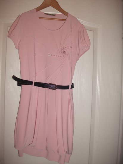 Rožinė suknele su dirželiu