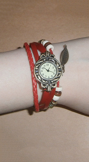  Raudonas laikrodis su plunksnele/lapeliu (naujas)