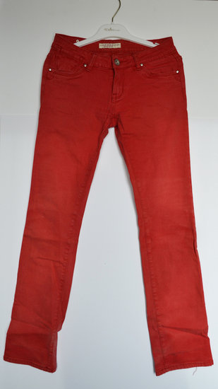 Moteriški raudoni džinsai