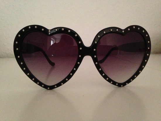Širdelės formos akiniai nuo saulės