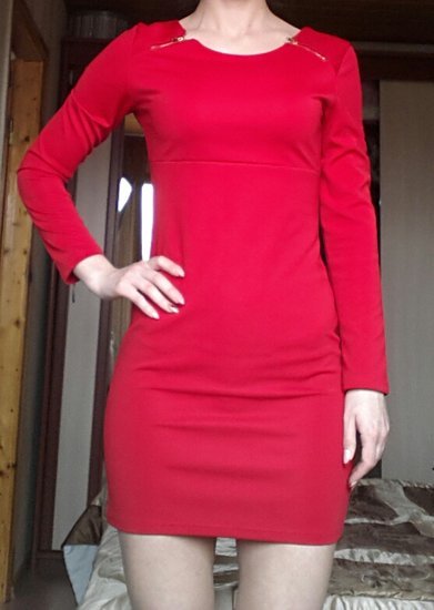 raudona trumpa suknele