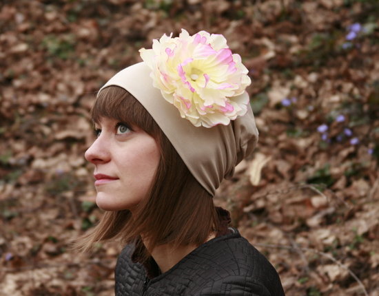 Nauja kreminė trikotažinė kepurė su gėle