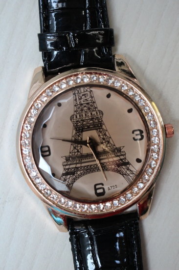 Juodas laikrodis dekoruotas Eifelio bokštu