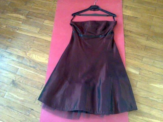 Bordo spalvos suknelė