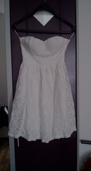 Neriniuota balta suknelė