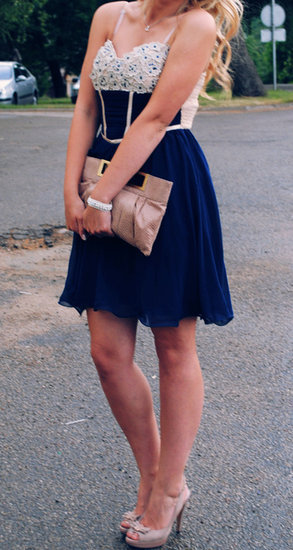 Jaunatviška, mėlyna suknelė.