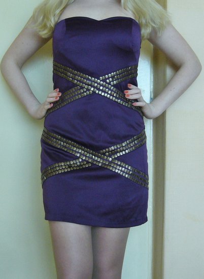 Violetinė trumpa suknelė