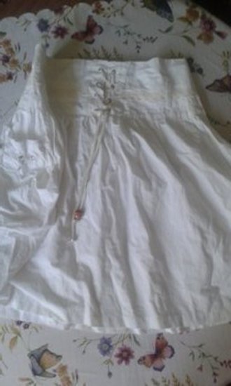 Baltas aukštu liemeniu sijonas