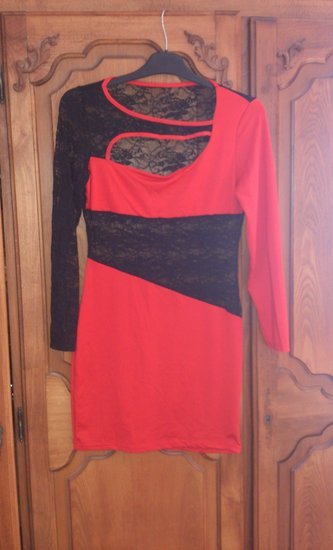 Raudona suknelė su gipiūru