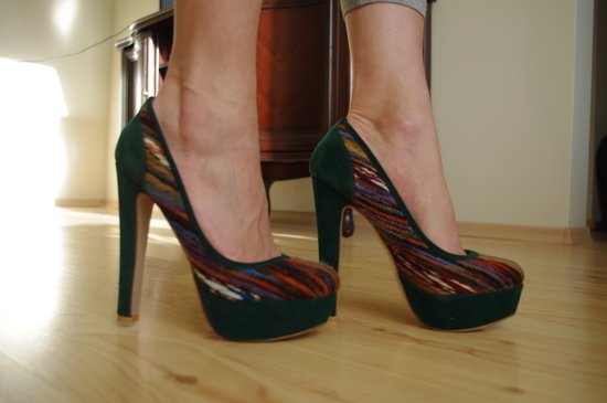 Nauji tamsiai žali aukštakulniai batai