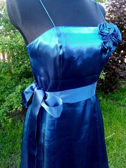 Ryški mėlyna suknutė