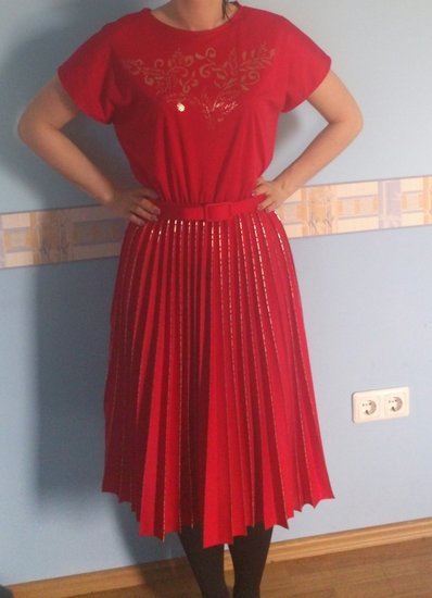 Raudona suknelė su auksu
