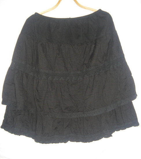 Juodas neriniuotas sijonas