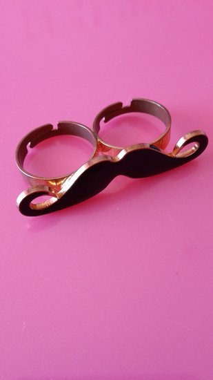 Žiedas: juodi ūsai